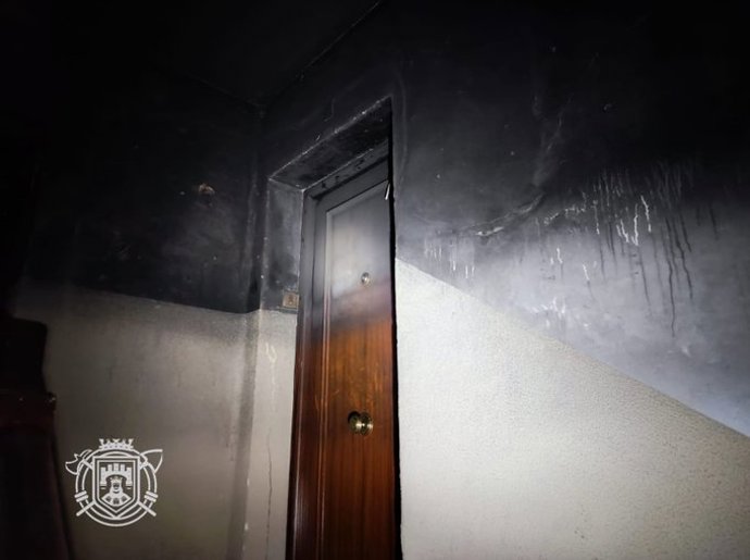 Imagen de una de las puertas de la vivienda afectada por el humo