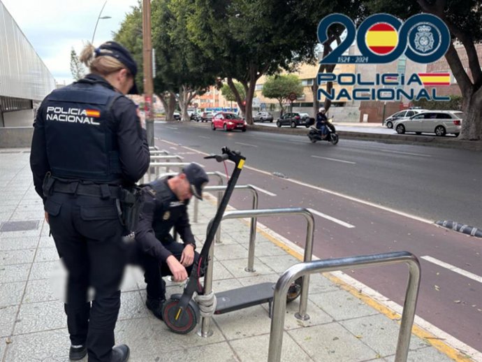 Agentes examinan un patinete eéctrco, uno de los objetos favoritos de los tres presuntos ladrones