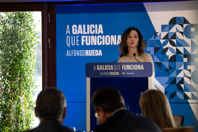 La presidenta de la Comunidad de Madrid, Isabel Díaz Ayuso, interviene durante un desayuno con empresarios de Sanxenxo, en el Real Club Náutico de Sanxenxo, a 16 de febrero de 2024, en Sanxenxo, Pontevedra, Galicia (España).