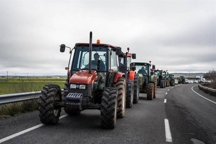 Tractorada de ganaderos y agricultores en defensa del sector primario.