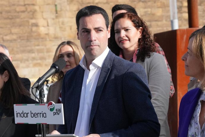 El candidato de EAJ-PNV a Lehendakari, Imanol Pradales, ofrece una rueda de prensa durante su visita a Pasaia, en la Lonja de Pasaia, a 4 de febrero de 2024, en Gipuzkoa 