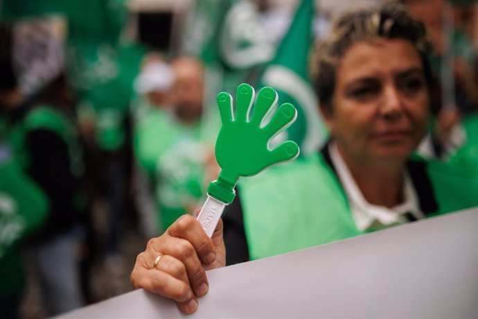 Archivo - Una mujer sujeta una pancarta durante una concentración de la Central Sindical Independiente y de Funcionarios (CSIF), frente al Ministerio de Sanidad, a 18 de octubre de 2023, en Madrid (España). 