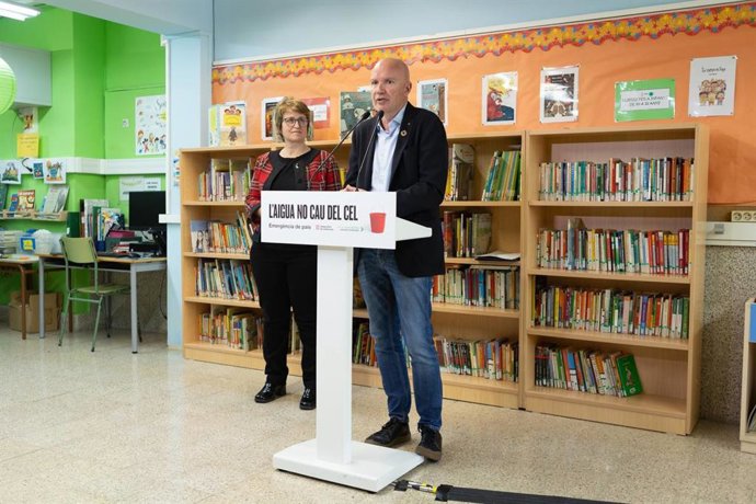 El conseller David Mascort i la consellera Anna Simó durant la visita a l'escola