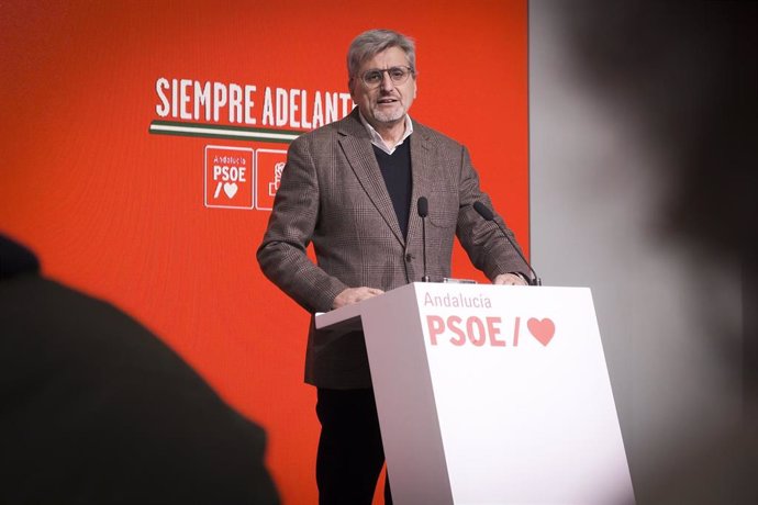 Archivo - El portavoz adjunto y secretario de Comunicación Política del PSOE-A, Josele Aguilar, en rueda de prensa. (Foto de archivo).