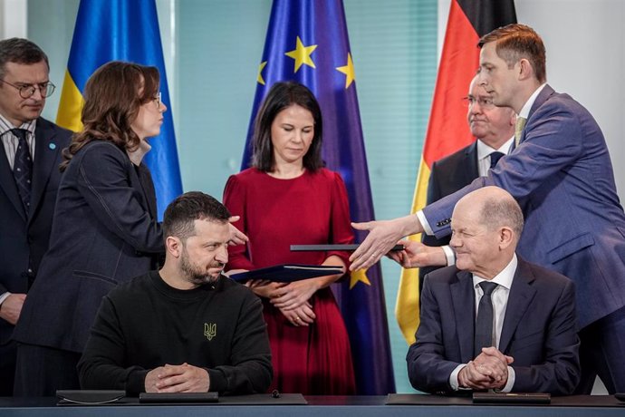 El presidente de Ucrania, Volodimir Zelenski, junto al canciller alemán, Olaf Scholz, en Berlín. 