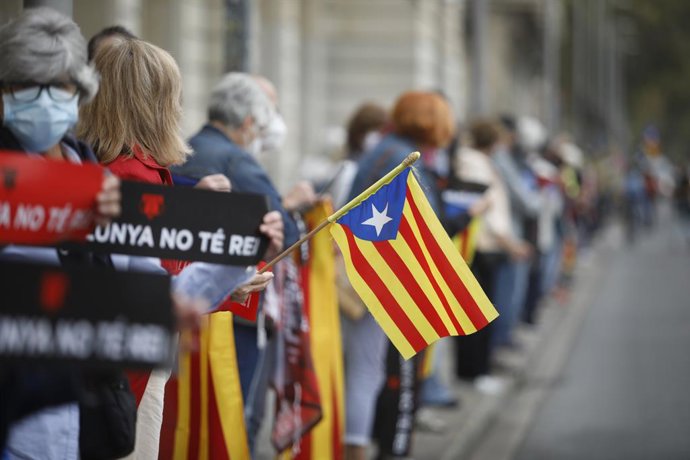 Archivo - Manifestants amb banderes independentistes