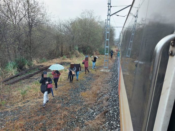 Pasajeros de un tren de Cercanías averiado en Cantabria se bajan "en mitad de la vía"