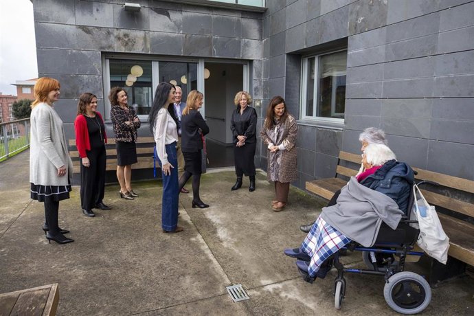 Archivo - El Gobierno de Cantabria subirá este más la ayuda a los usuarios para financiar plazas en residencias privadas