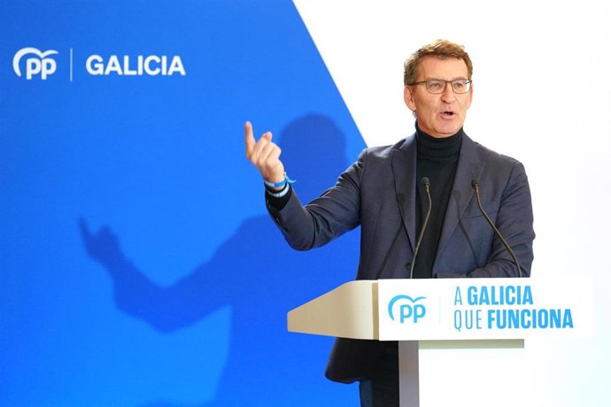 El presidente nacional del PP, Alberto Núñez Feijóo, interviene durante un mitin electoral del PPdeG, en el Hotel NH Collection Santiago de Compostela, a 15 de febrero de 2024, en Santiago de Compostela, A Coruña, Galicia (España). Este encuentro se enmar