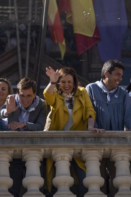 Archivo - El alcalde de Madrid, José Luis Martínez-Almeida, y la alcaldesa de València, María José Catalá, en una 'mascletà' en la plaza del Ayuntamiento de València las pasadas Fallas