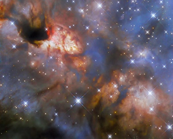 Esta imagen del Telescopio Espacial Hubble de NASA/ESA es una región de formación estelar relativamente cercana conocida como IRAS 16562-3959.