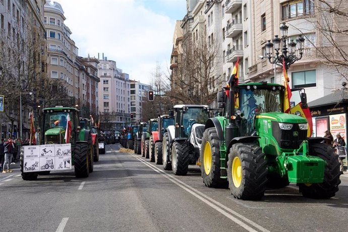 Tractores en una manifestación durante la undécima jornada de protestas de los tractores en las carreteras españolas, a 16 de febrero de 2024, en Santander, Cantabria (España). 