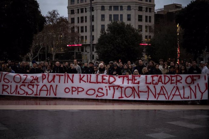 Concentración en la plaza Catalunya de Barcelona en homenaje al opositor ruso Alexei Navalni.
