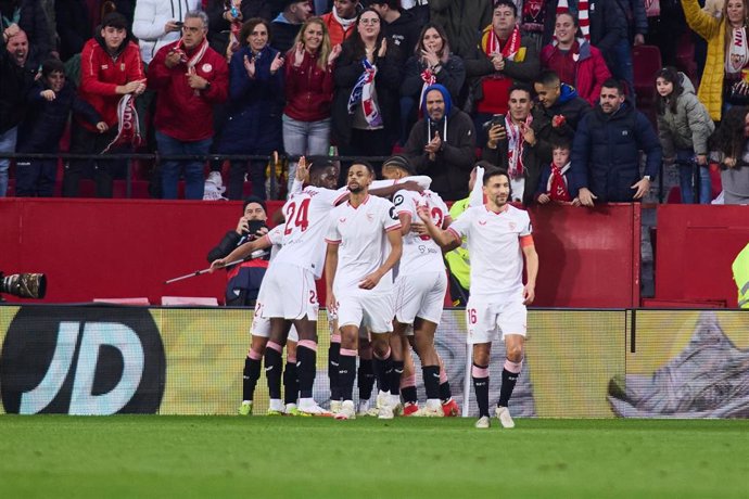 Los jugadores del Sevilla celebrando un gol.