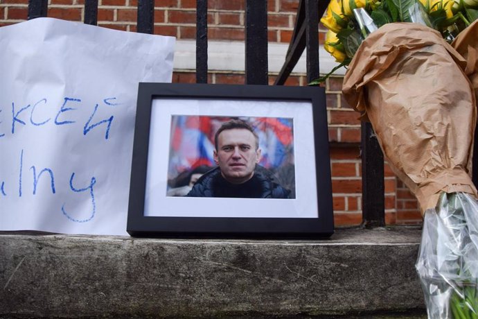 Homenaje al opositor ruso Alexei Navalni frente a la Embajada de Rusia en Londres