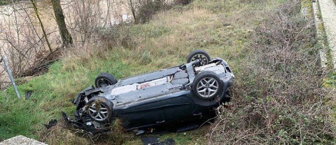 Turismo en el que viajaban cuatro jóvenes heridos en El Burgo de Osma y que ha volcado tras caer por un terraplén.