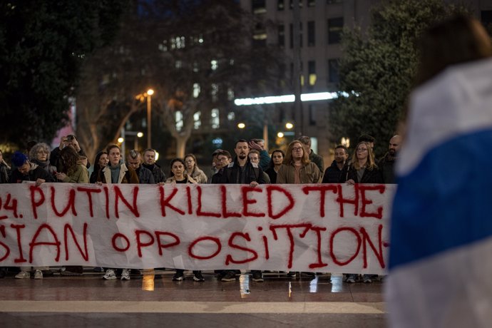 Concentración por la muerte de Alexéi Navalni, en plaza Catalunya, a 16 de febrero de 2024, en Barcelona, Catalunya