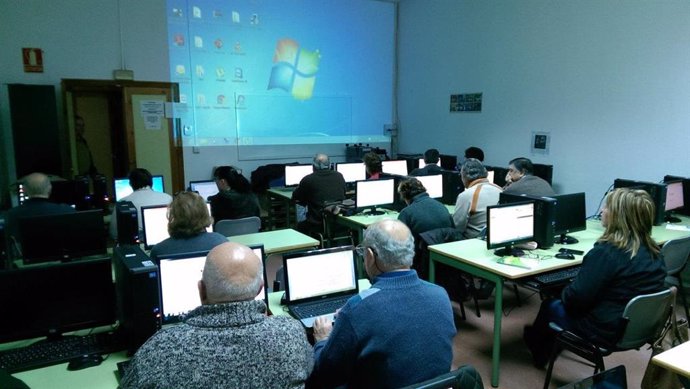 Archivo - Foto de archivo de alumnos mayores de Andalucía en una clase de informática. 