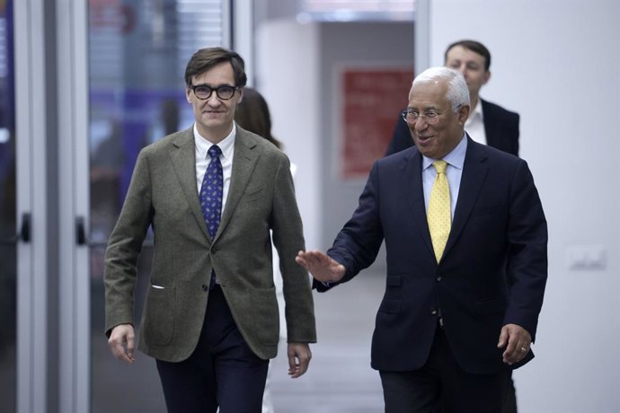 El líder del PSC, Salvador Illa, i el primer ministre en funcions de Portugal, António Costa, arribant a l'acte del Premi als Valors Europeus del PSC