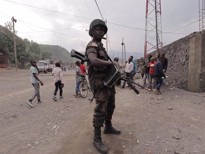 Un soldado monta guardia en Sake, al este de la República Democrática del Congo (RDC).