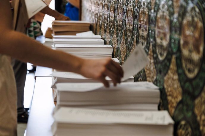 Archivo - Una persona se prepara para ejercer su derecho a voto durante las elecciones generales, en el Colegio de Nuestra Señora del Buen Consejo, a 23 de julio de 2023, en Madrid (España). 