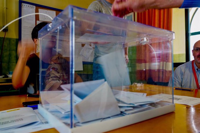 Archivo - Una persona vota en un colegio electoral, a 28 de mayo de 2023, en Sevilla, (Andalucía, España). 
