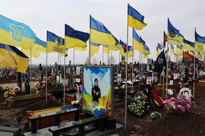 Tumbas de soldados ucranianos caídos en combate en un cementerio de Zaporiyia.