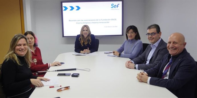 La directora general del Servicio Regional de Empleo y Formación (SEF), Marisa López Aragón, durante su reunión con representantes de las asociaciones Inserta Innovación e Inserta Empleo, de la Fundación ONCE.