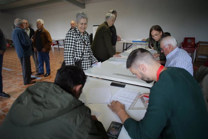 Archivo - Diverses persones exerceixen el seu dret a vot a Galícia en una imatge de recurs