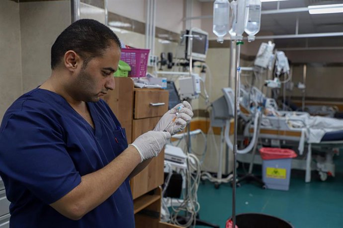 Archivo - Un trabajador del hospital de Nasser, en el sur de la Franja de Gaza.