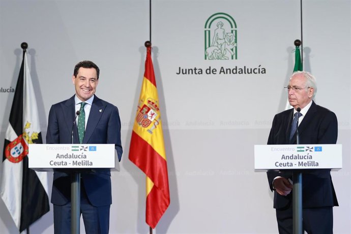El presidente de la Junta de Andalucía, Juanma Moreno (i), interviene junto al presidente de Melilla, Juan José Imbroda (d), tras haber mantenido una reunión. (Foto de archivo).