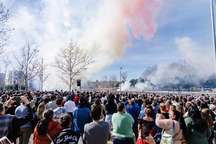 Decenas de personas observan el humo de colores durante la mascletà madrileña