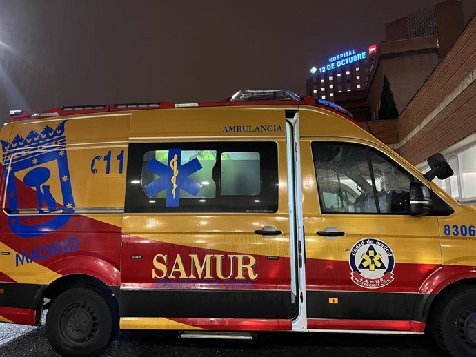 Archivo - Ambulancia de Samur Protección Civil frente al Hospital 12 de Octubre de Madrid