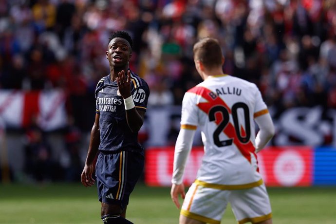 Vinicius Junior ante Ivan Balliu en el Rayo Vallecano-Real Madrid