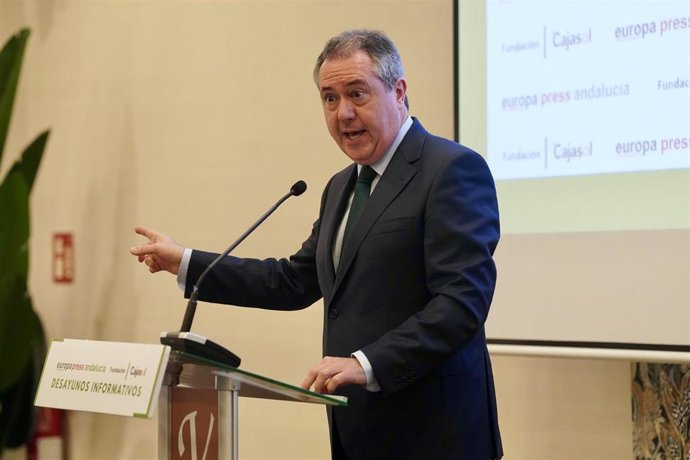 El secretario general del PSOE-A y portavoz del Grupo Socialista en el Senado, Juan Espadas, durante su intervención en un desayuno informativo de Europa Press Andalucía en Málaga. (Foto de archivo).