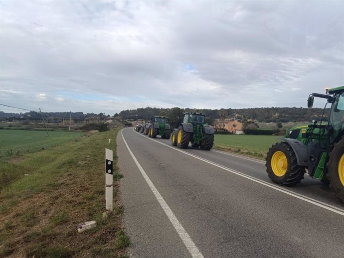 Tractores marchan hacia Palma en la carretera Sineu-Ariany.