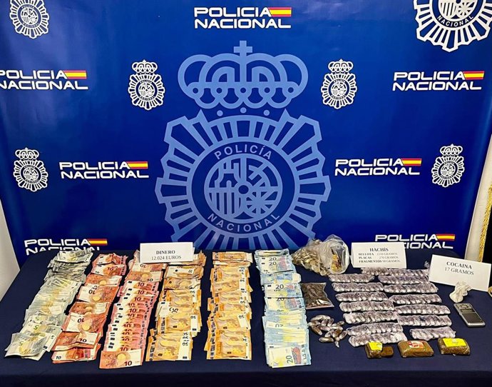 Droga y dinero intervenido en una vivienda del casco histórico de Cádiz.