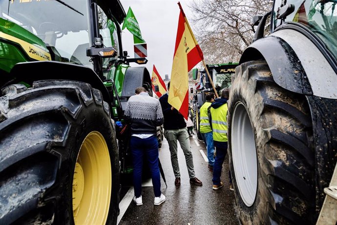 Tractores y agricultores se concentran en las inmediaciones del Ministerio de Agricultura durante una protesta de agricultores y ganaderos, a 15 de febrero de 2024, en Madrid (España). 