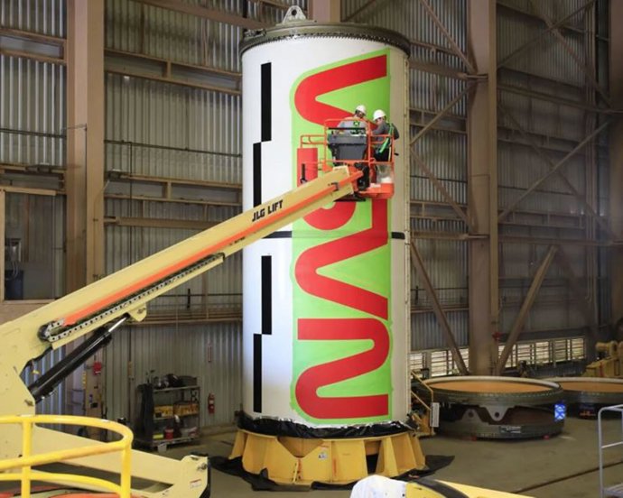 Logotipo del 'gusano' en el fuselaje del cohete de Artemis II