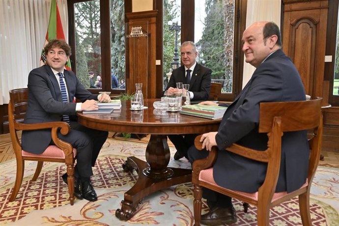Reunión celebrada este lunes entre Eneko Andueza y el lehendakari, Iñigo Urkullu, en el Palacio de Ajuria Enea, en Vitoria-Gasteiz, en la que también ha estado presente el presidente del PNV, Andoni Ortuzar.