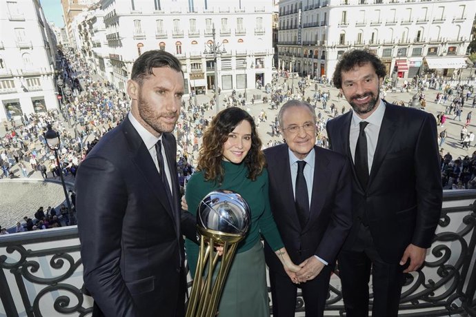 La presidenta de la Comunidad de Madrid, Isabel Díaz Ayuso, recibió este lunes en la sede del Gobierno regional al Real Madrid de baloncesto por la conquista de su vigesimonovena Copa del Rey