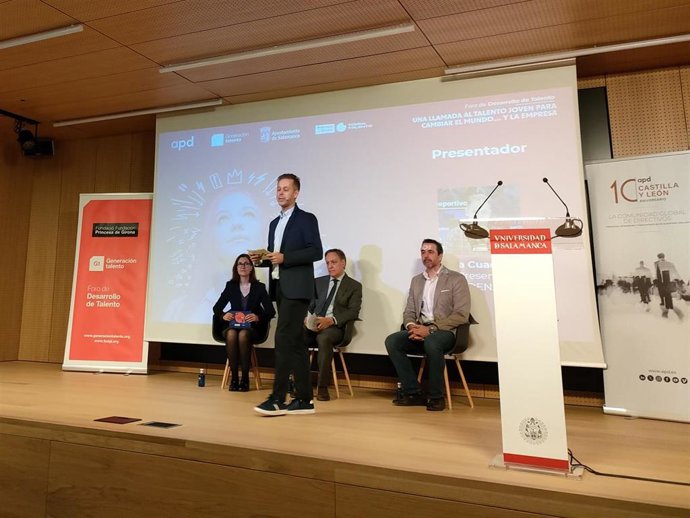 Foro con empresarios y jóvenes del Tour del Talento en Salamanca