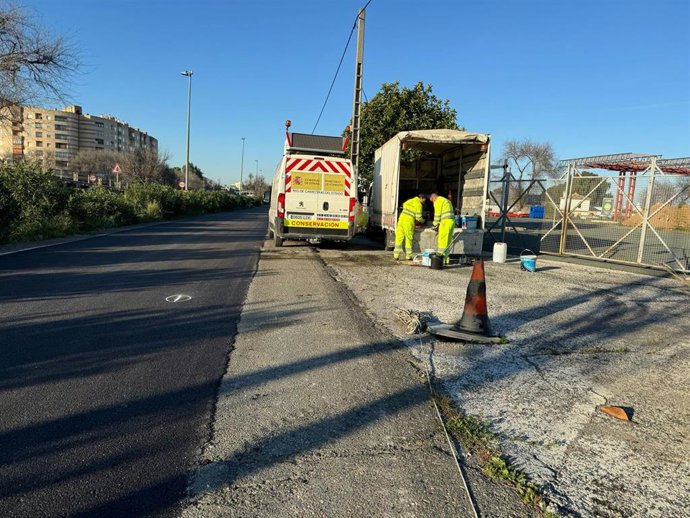 Vía de servicio de la A-4 a su paso por la carretera de Aeropuerto Viejo.