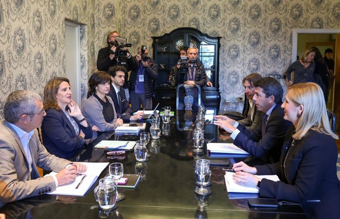 La vicepresidenta tercera i Ministra per a la Transició Ecològica i el Repte Demogràfic, Teresa Ribera (2e), es reuneix amb el president de la Generalitat Valenciana, Carlos Mazón (2d), en la seu del Ministeri, a 19 de febrer de 2024, a Madrid.