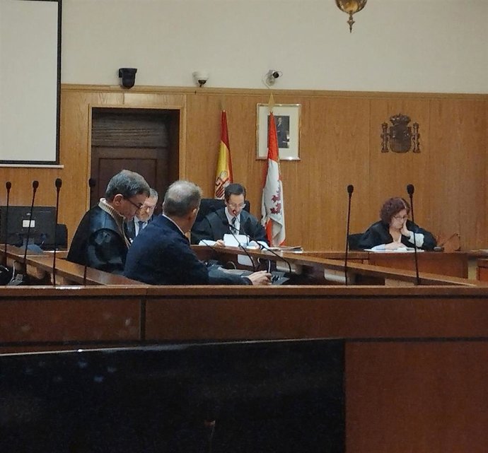 El policía nacional, en primer plano, junto a su defensor durante el juicio que ha quedado este lunes visto para sentencia en la Audiencia de Valladolid.