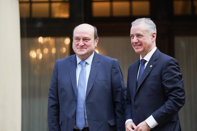 El presidente del PNV, Andoni Ortuzar (i) y el lehendakari, Iñigo Urkullu (d), a su llegada a una reunión, en el Palacio de Ajuria Enea, a 19 de febrero de 2024, en Vitoria-Gasteiz, Álava, País Vasco (España). Durante la reunión, han analizado las eleccio
