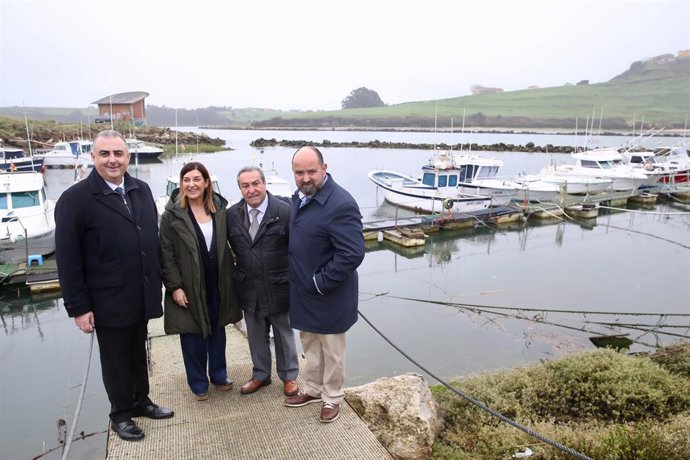 La presidenta de Cantabria, María José Sáenz de Buruaga, visita las instalaciones portuarias de La Pozona, en Cuchía.