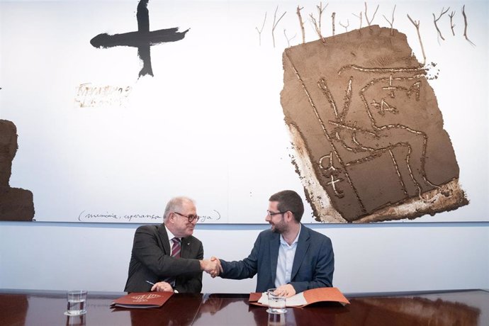 El teniente de alcalde de Economía, Jordi Valls, y el portavoz de ERC, Jordi Castellana, firman el pacto para el Presupuesto de 2024.