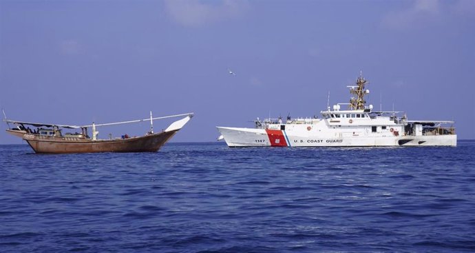 Imagen de archivo de un buque estadounidense frente a una embarcación con armas de Irán con destino a territorio de Yeme controlado por los hutíes