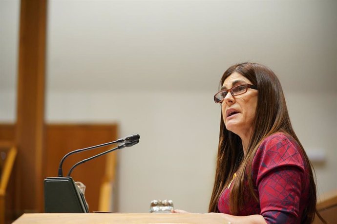 La portavoz del grupo parlamentario Elkarrekin Podemos-IU, Miren Gorrotxategi, interviene durante una sesión plenaria, en el Parlamento Vasco, a 15 de febrero de 2024, en Vitoria, Álava, País Vasco (España). 